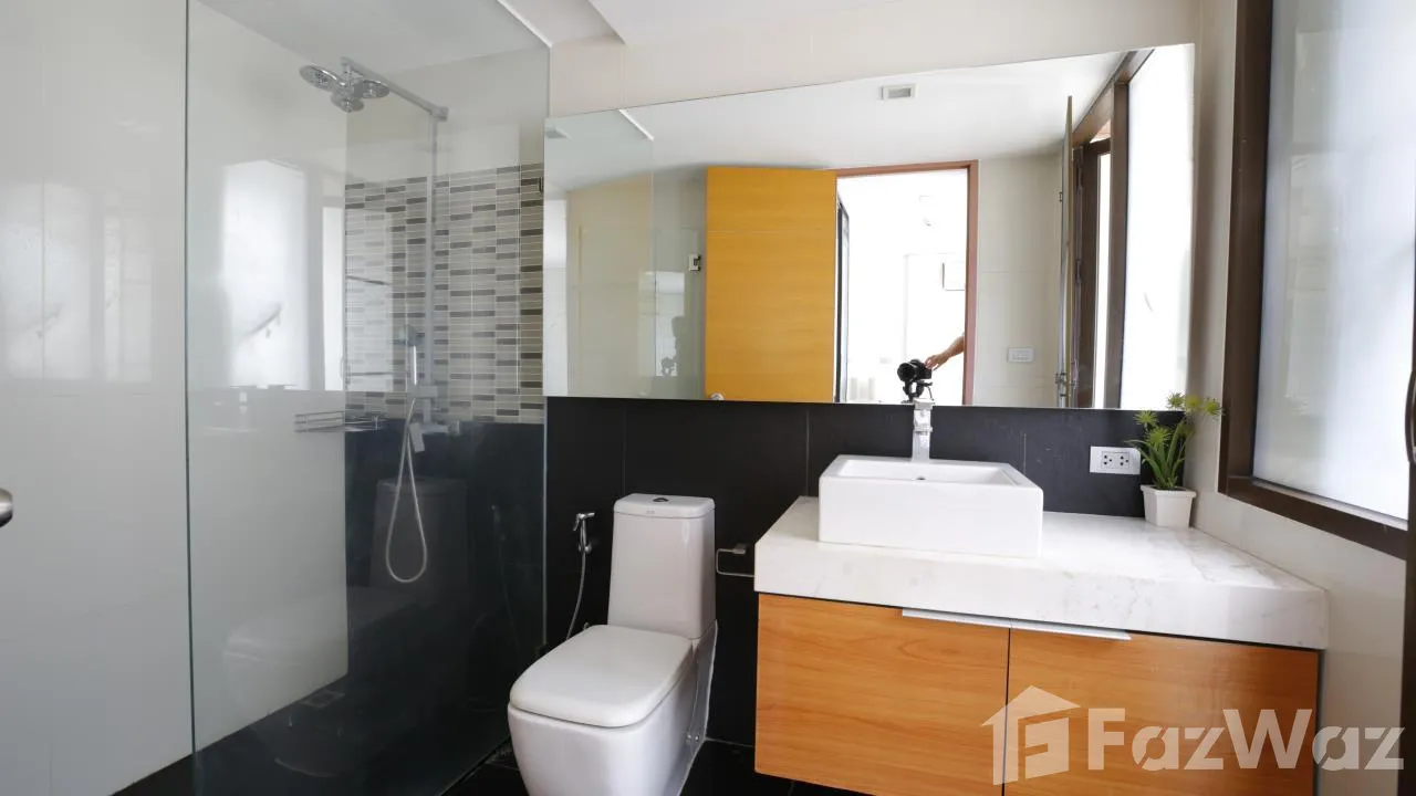 Modern 1-bed, 1-bath 38sqm condo at XVI The Sixteenth, Bangkok. Great location near MRT. For sale at ฿4.45M.