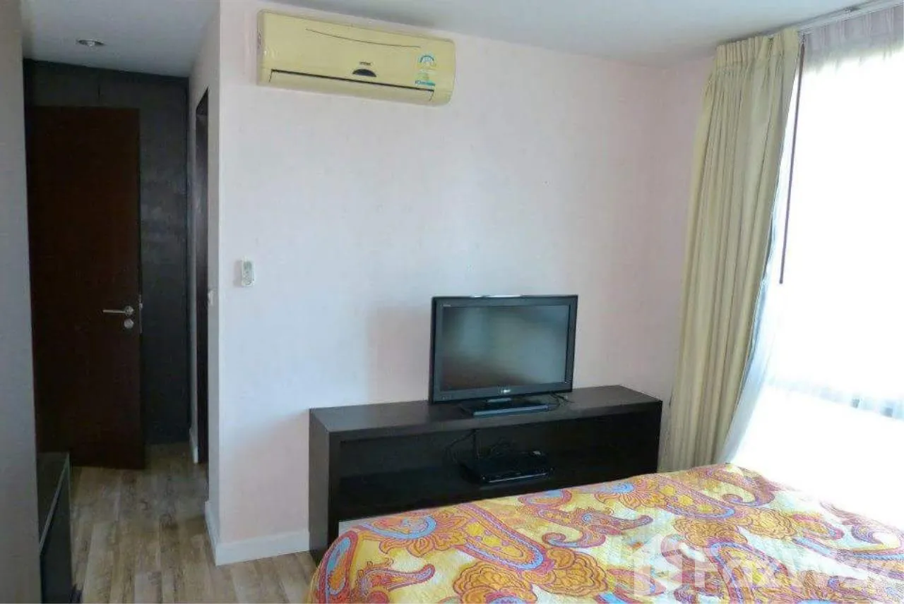 Facilities at Click Condo Sukhumvit 65 include parking, concierge, gym, security and swimming pool.