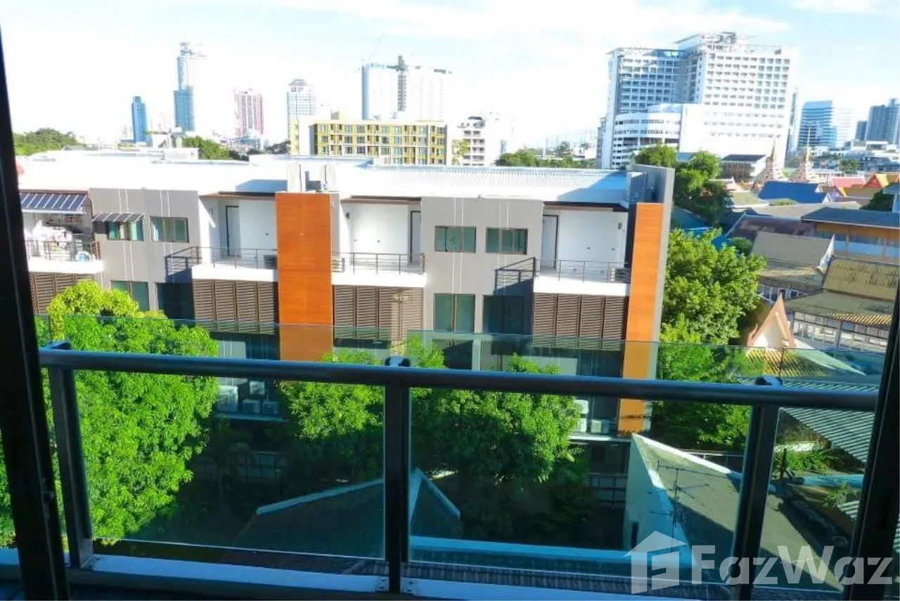 Facilities at Click Condo Sukhumvit 65 include parking, concierge, gym, security and swimming pool.