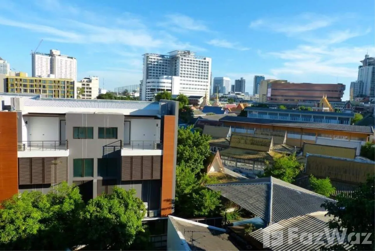 Facilities at Click Condo Sukhumvit 65 include parking, concierge, gym, security and swimming pool.