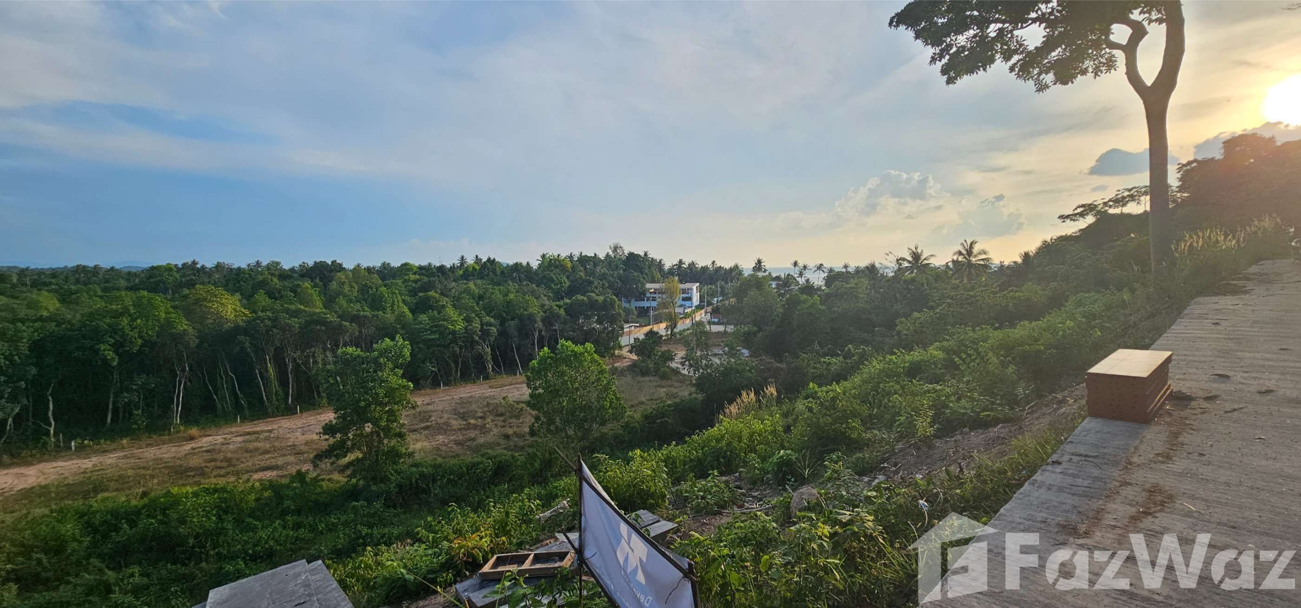 1,600 SqM land for sale in Hing Kong Top Hill, Koh Phangan. Panoramic sea views, ideal for a private villa or resort. Priced at ฿6,500,000. Don't miss out!