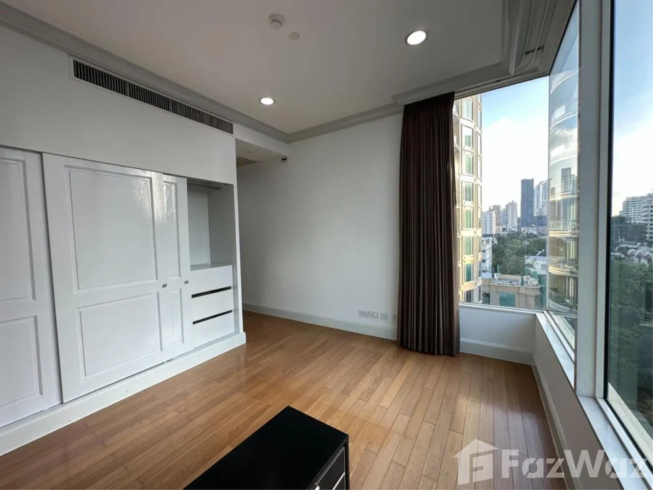 Luxurious 3-bedroom, 3-bathroom 146 sqm condo at Royce Private Residences. Prime Bangkok location, top-tier amenities. For sale at ฿31,000,000.