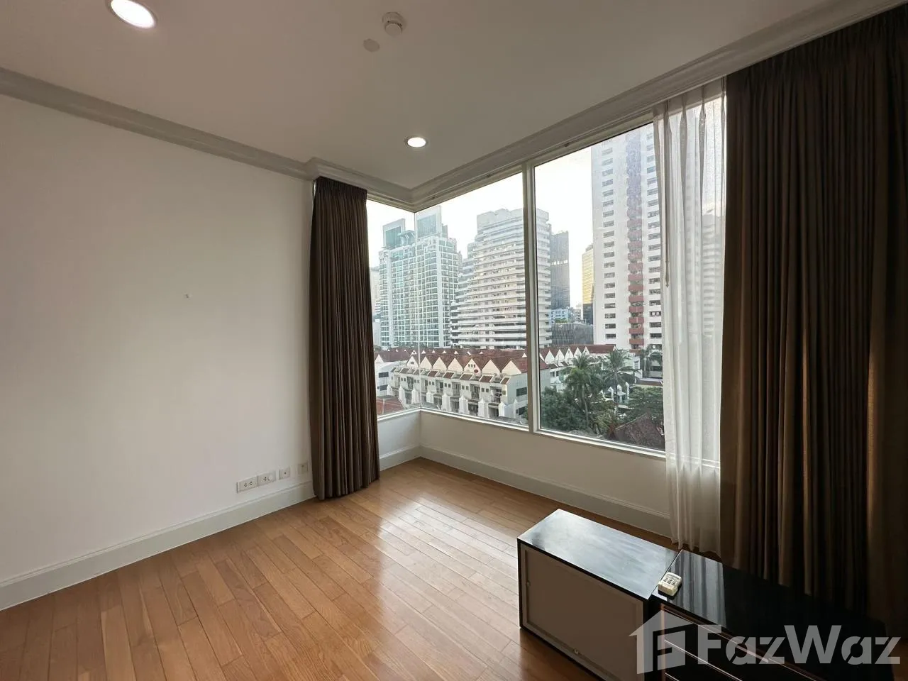Luxurious 3-bedroom, 3-bathroom 146 sqm condo at Royce Private Residences. Prime Bangkok location, top-tier amenities. For sale at ฿31,000,000.