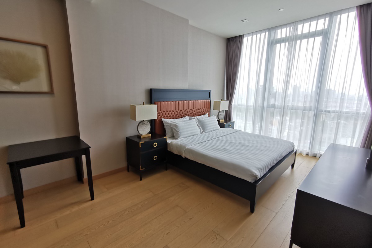 Luxury 2-bed, 3-bath 125 sqm condo at The Monument Thonglor. Pet-friendly, high floor, world-class amenities. For rent at ฿150,000/month. Contact us today!