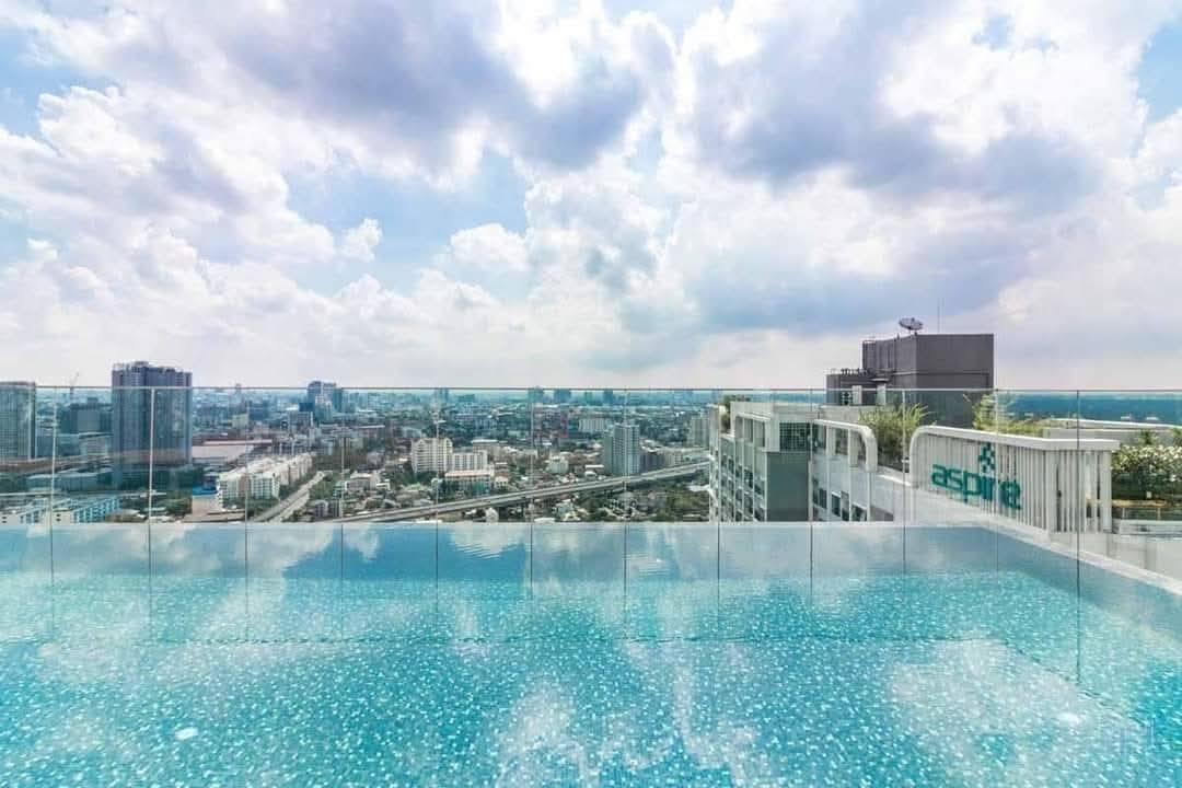 Modern 2-bedroom condo for sale at Life Sukhumvit 48. Fully furnished, prime location near BTS Phra Khanong. Sale price: 4.81 million THB, transfer fee 50/50.