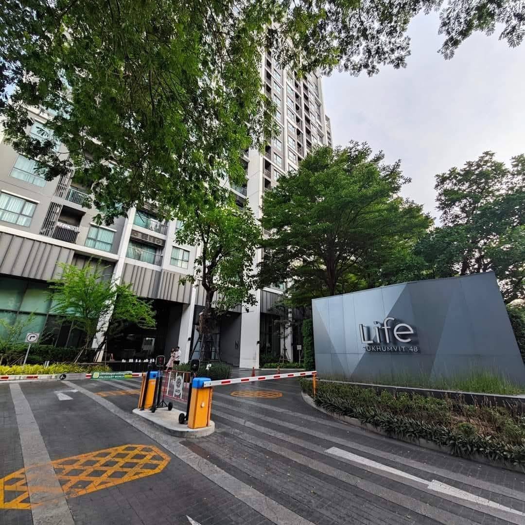 Modern 2-bedroom condo for sale at Life Sukhumvit 48. Fully furnished, prime location near BTS Phra Khanong. Sale price: 4.81 million THB, transfer fee 50/50.
