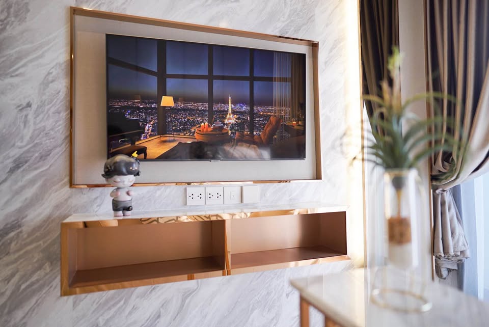 Pet-friendly 1-bed, 1-bath 35 sqm condo at MARU Ekkamai 2, corner unit, fully furnished. Just 450m from BTS Ekkamai. Contact us today for more details!