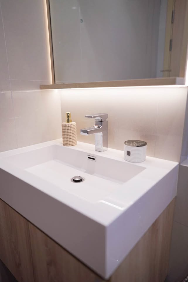 Pet-friendly 1-bed, 1-bath 35 sqm condo at MARU Ekkamai 2, corner unit, fully furnished. Just 450m from BTS Ekkamai. Contact us today for more details!