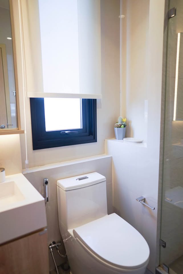 Pet-friendly 1-bed, 1-bath 35 sqm condo at MARU Ekkamai 2, corner unit, fully furnished. Just 450m from BTS Ekkamai. Contact us today for more details!