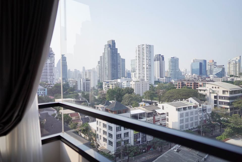 Pet-friendly 1-bed, 1-bath 35 sqm condo at MARU Ekkamai 2, corner unit, fully furnished. Just 450m from BTS Ekkamai. Contact us today for more details!