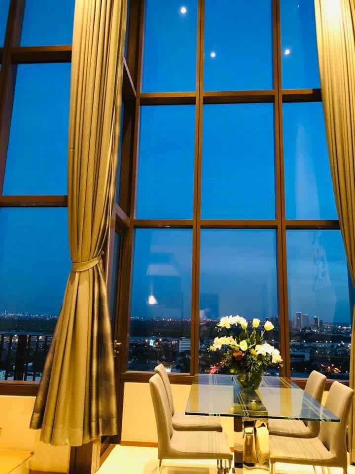 Spacious 1-bed, 2-bath duplex condo at The Emporio Place, 83 sqm, high floor with river view. Prime Sukhumvit 24 location near BTS Phrom Phong. Rent: 55,000 THB/month.