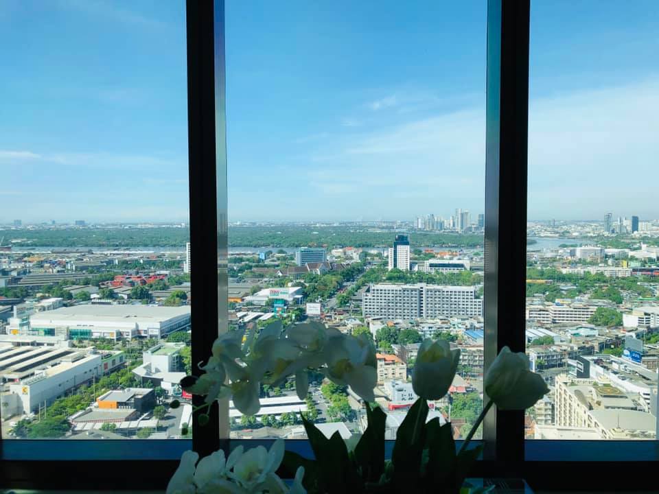 Spacious 1-bed, 2-bath duplex condo at The Emporio Place, 83 sqm, high floor with river view. Prime Sukhumvit 24 location near BTS Phrom Phong. Rent: 55,000 THB/month.