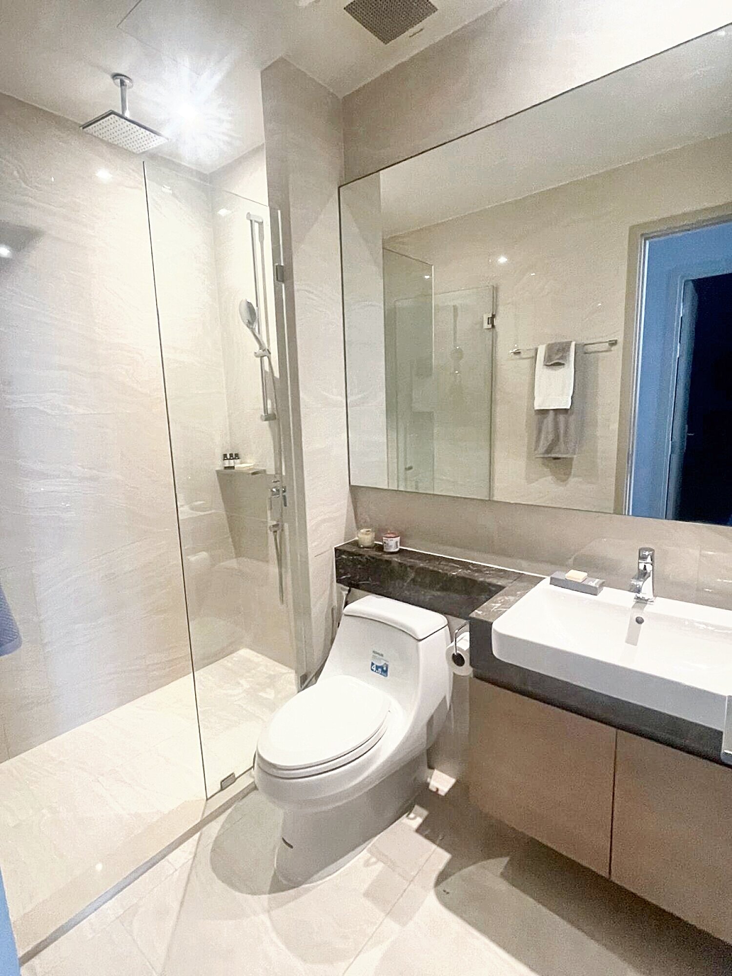 Luxury 2-bed, 2-bath condo for rent at Ashton Silom, 75 sqm, high floor, stunning city views. Prime CBD location near BTS & MRT. Rent: 83,000 THB/month.