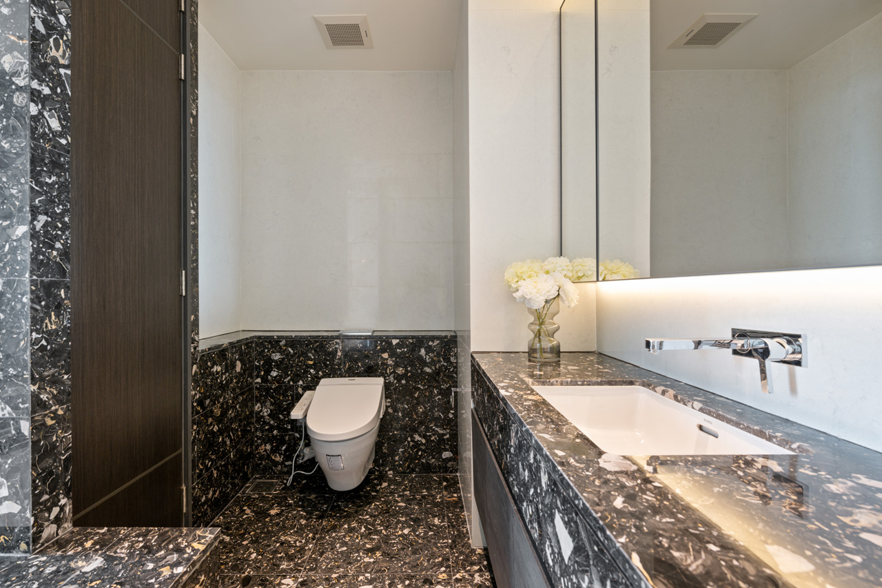 Luxury 1-bed, 1-bath condo for rent (67,500 THB/month) or sale (18.3M THB) at BEATNIQ Sukhumvit 32. High floor, city views, top-tier facilities. Near BTS Thonglor.
