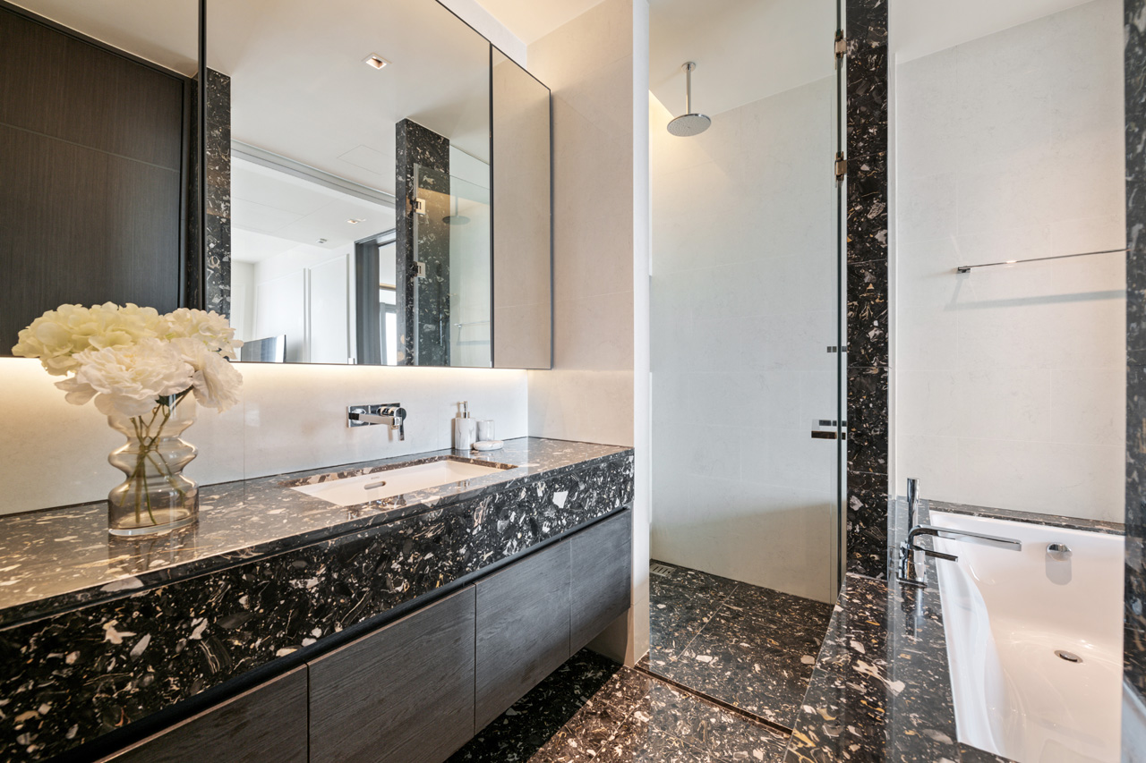 Luxury 1-bed, 1-bath condo for rent (67,500 THB/month) or sale (18.3M THB) at BEATNIQ Sukhumvit 32. High floor, city views, top-tier facilities. Near BTS Thonglor.
