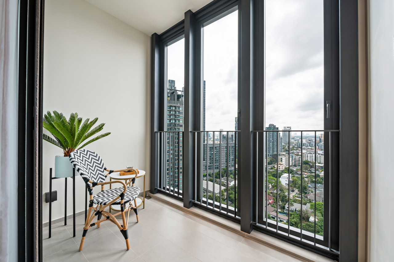 Luxury 1-bed, 1-bath condo for rent (67,500 THB/month) or sale (18.3M THB) at BEATNIQ Sukhumvit 32. High floor, city views, top-tier facilities. Near BTS Thonglor.