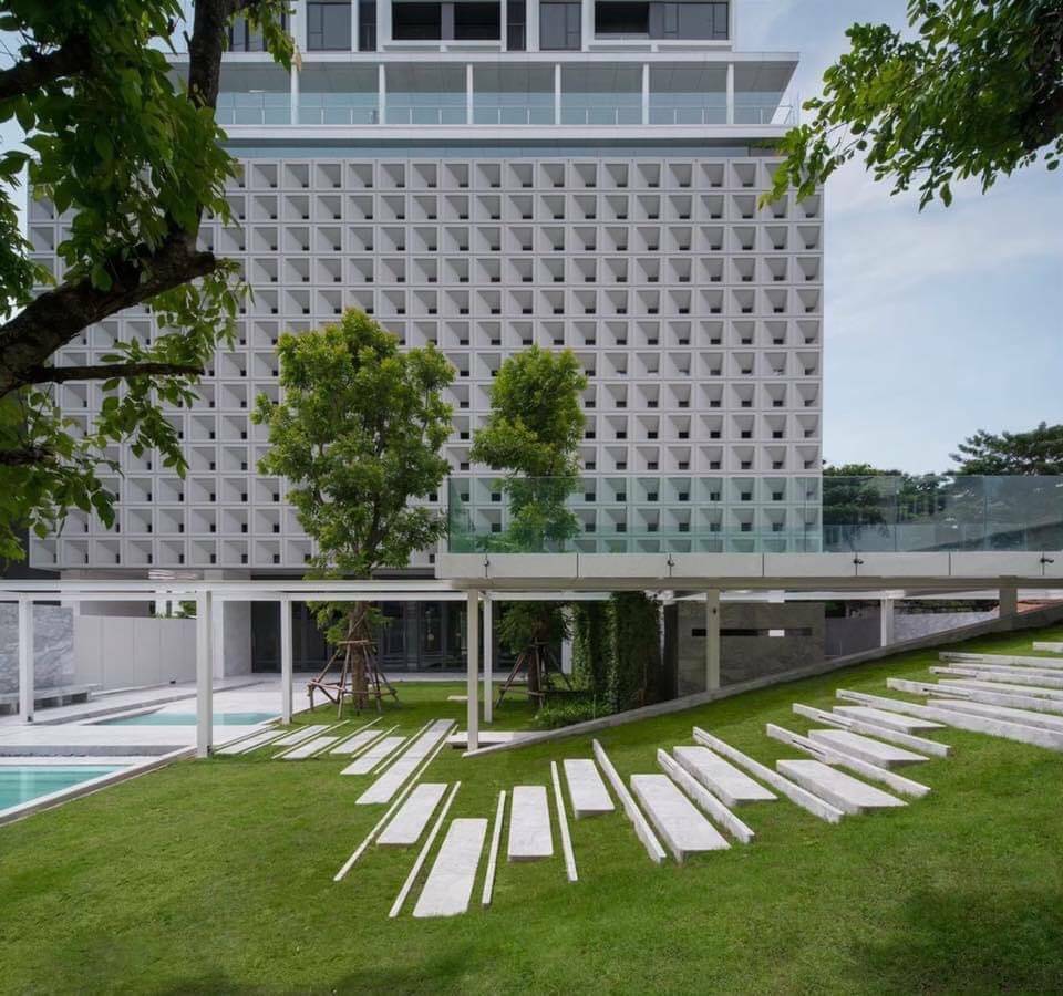 Luxury 1-bed, 1-bath condo for rent (67,500 THB/month) or sale (18.3M THB) at BEATNIQ Sukhumvit 32. High floor, city views, top-tier facilities. Near BTS Thonglor.