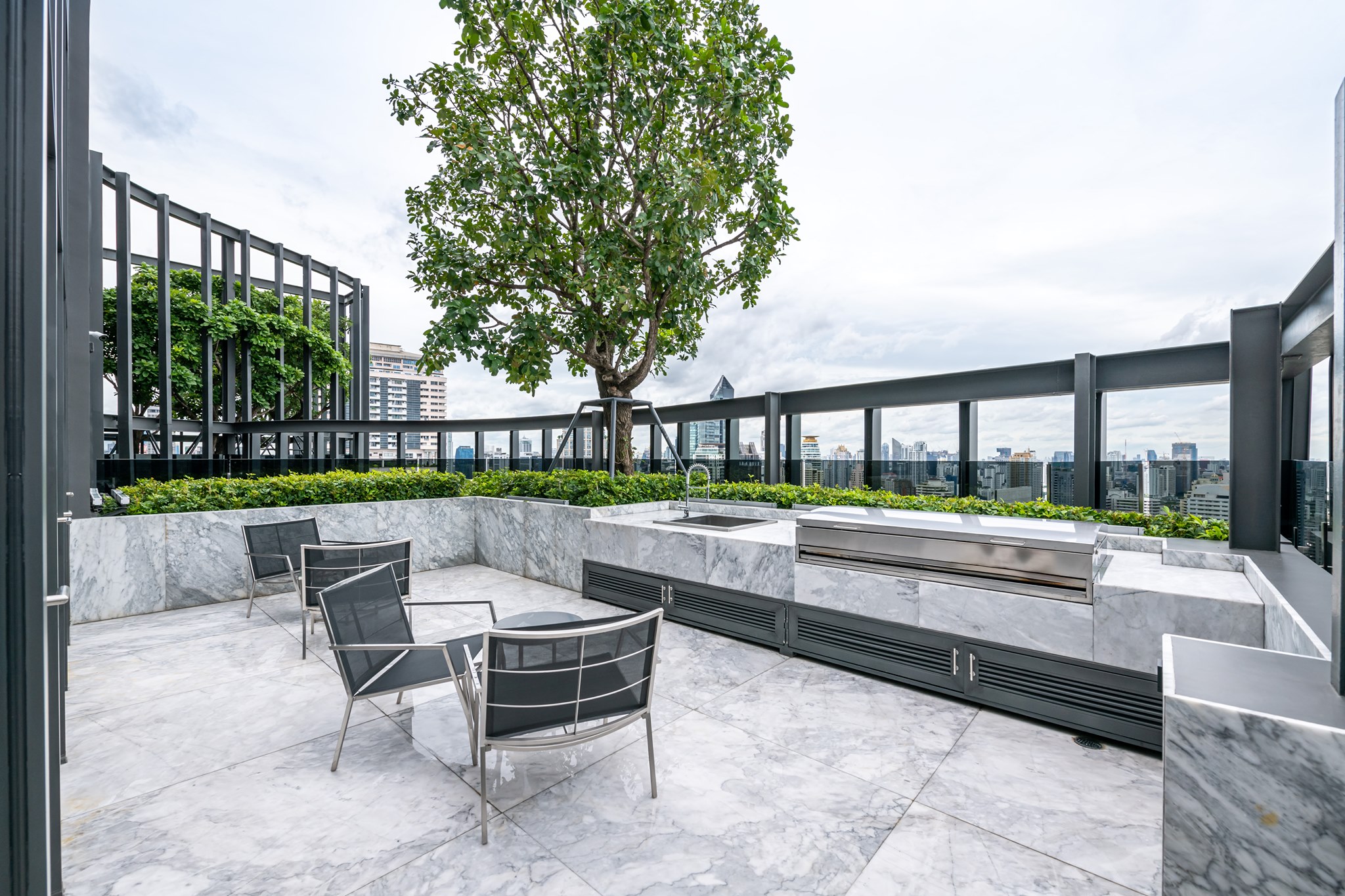 Luxury 1-bed, 1-bath condo for rent (67,500 THB/month) or sale (18.3M THB) at BEATNIQ Sukhumvit 32. High floor, city views, top-tier facilities. Near BTS Thonglor.