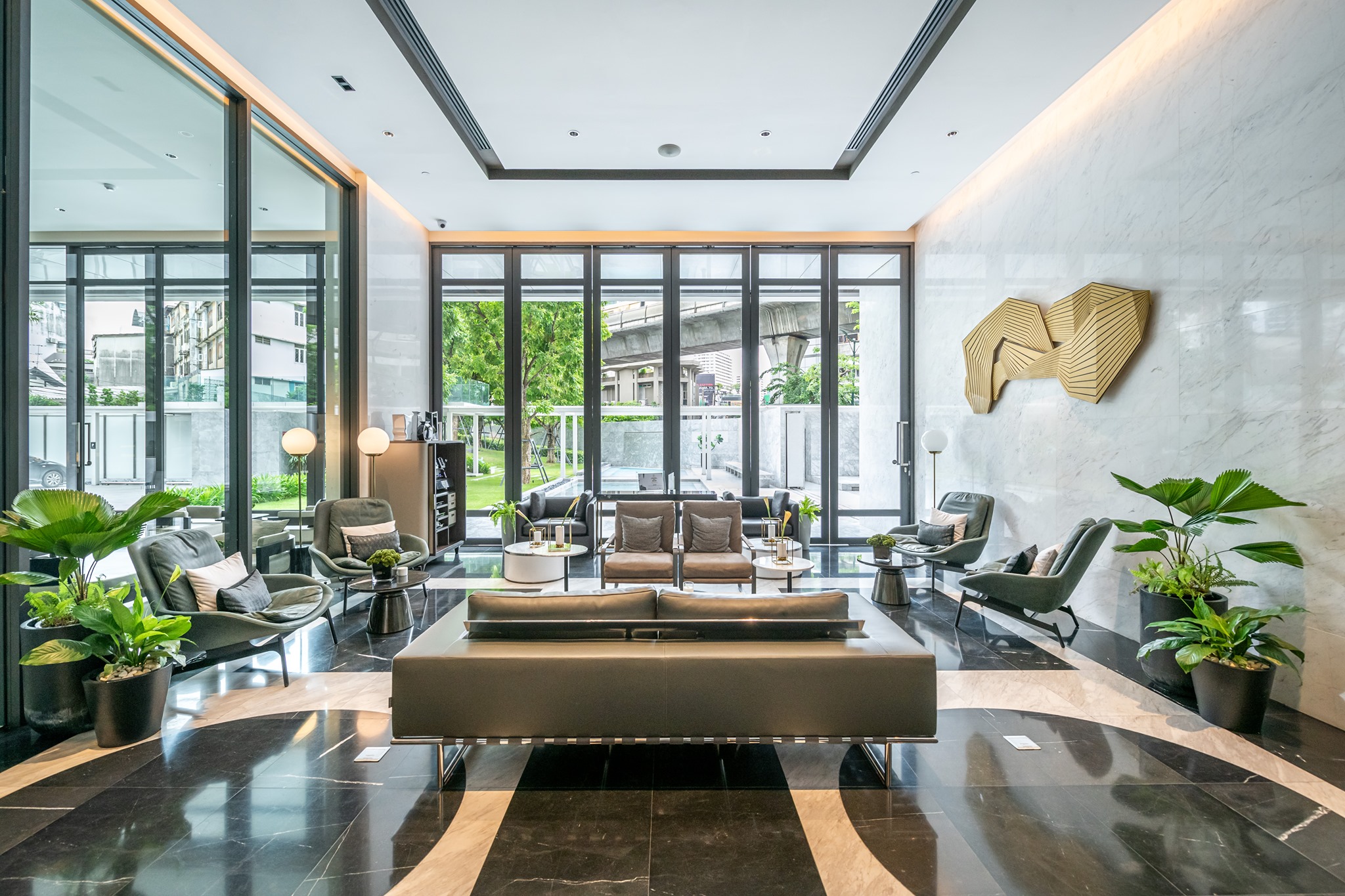 Luxury 1-bed, 1-bath condo for rent (67,500 THB/month) or sale (18.3M THB) at BEATNIQ Sukhumvit 32. High floor, city views, top-tier facilities. Near BTS Thonglor.