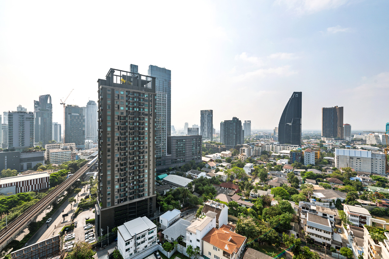 Luxury 1-bed, 1-bath condo for rent (67,500 THB/month) or sale (18.3M THB) at BEATNIQ Sukhumvit 32. High floor, city views, top-tier facilities. Near BTS Thonglor.