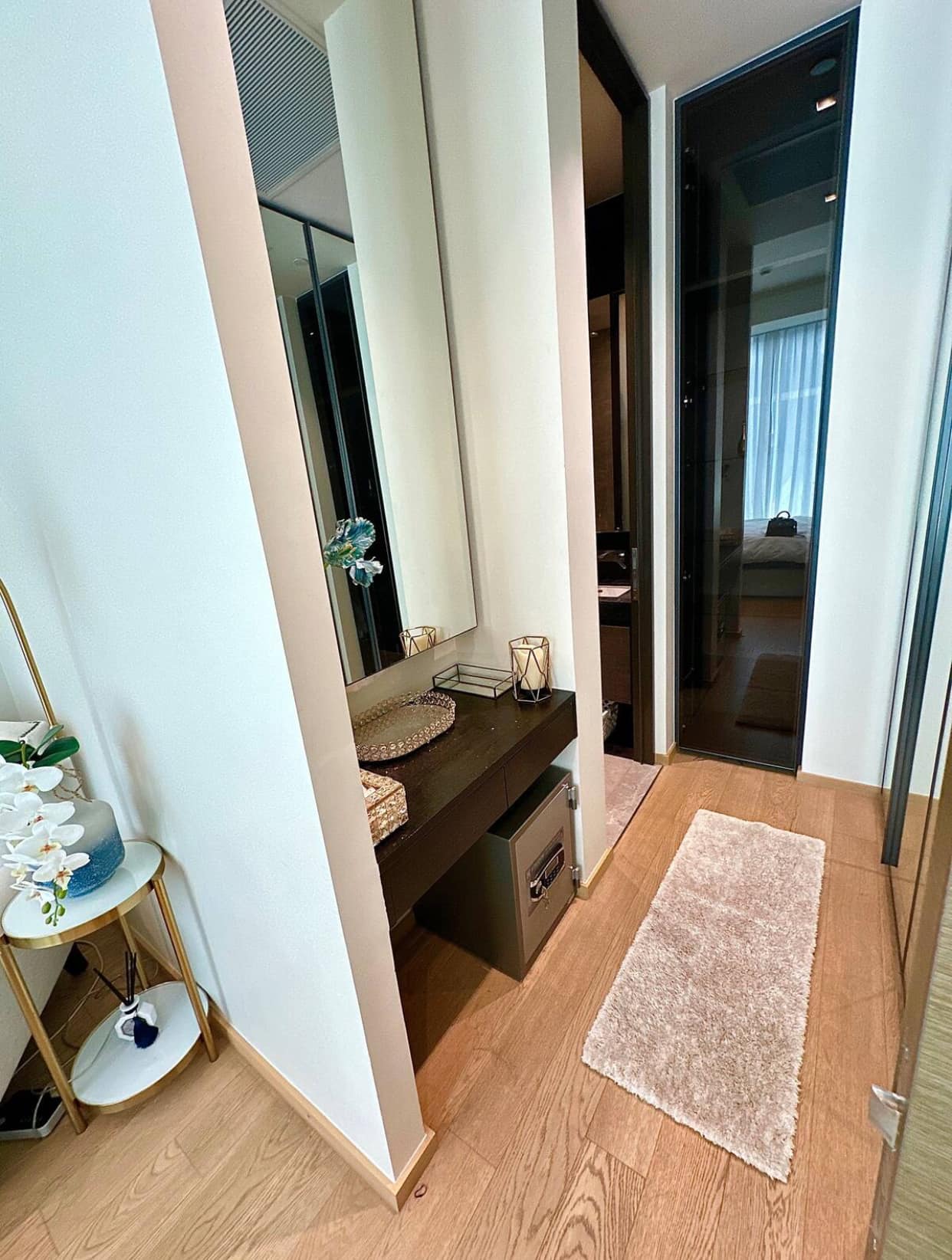 Luxury 1-bed condo for rent at 28 Chidlom (45 sqm). Prime location near Central World. Infinity pool, gym, sauna. Rent from 68,000 THB/month.