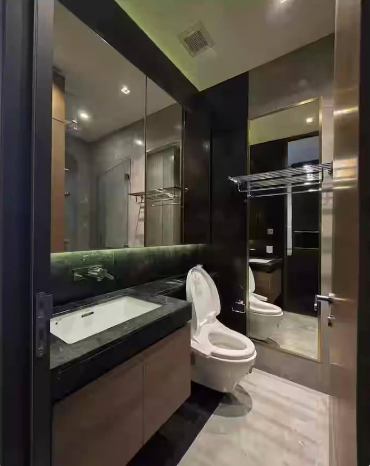 Luxury 1-bed condo for rent at 28 Chidlom (45 sqm). Prime location near Central World. Infinity pool, gym, sauna. Rent from 68,000 THB/month.