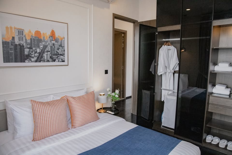 Luxury 2-bed condo at Park Origin Thonglor. 45 sqm, fully furnished, smart home system, premium facilities. Near BTS Thong Lor & Ekkamai. Rent: 62,000 THB/month.