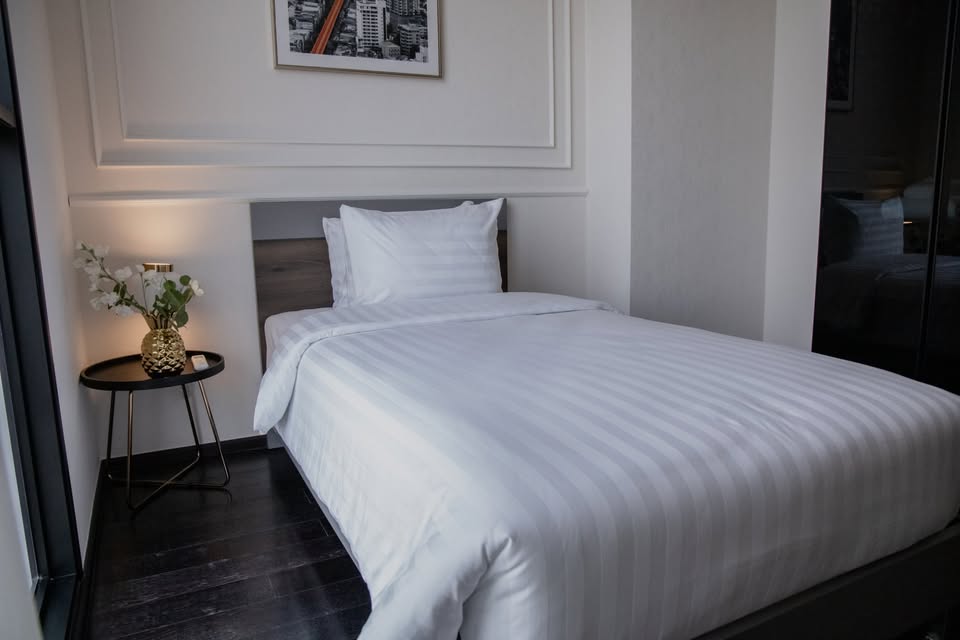 Luxury 2-bed condo at Park Origin Thonglor. 45 sqm, fully furnished, smart home system, premium facilities. Near BTS Thong Lor & Ekkamai. Rent: 62,000 THB/month.