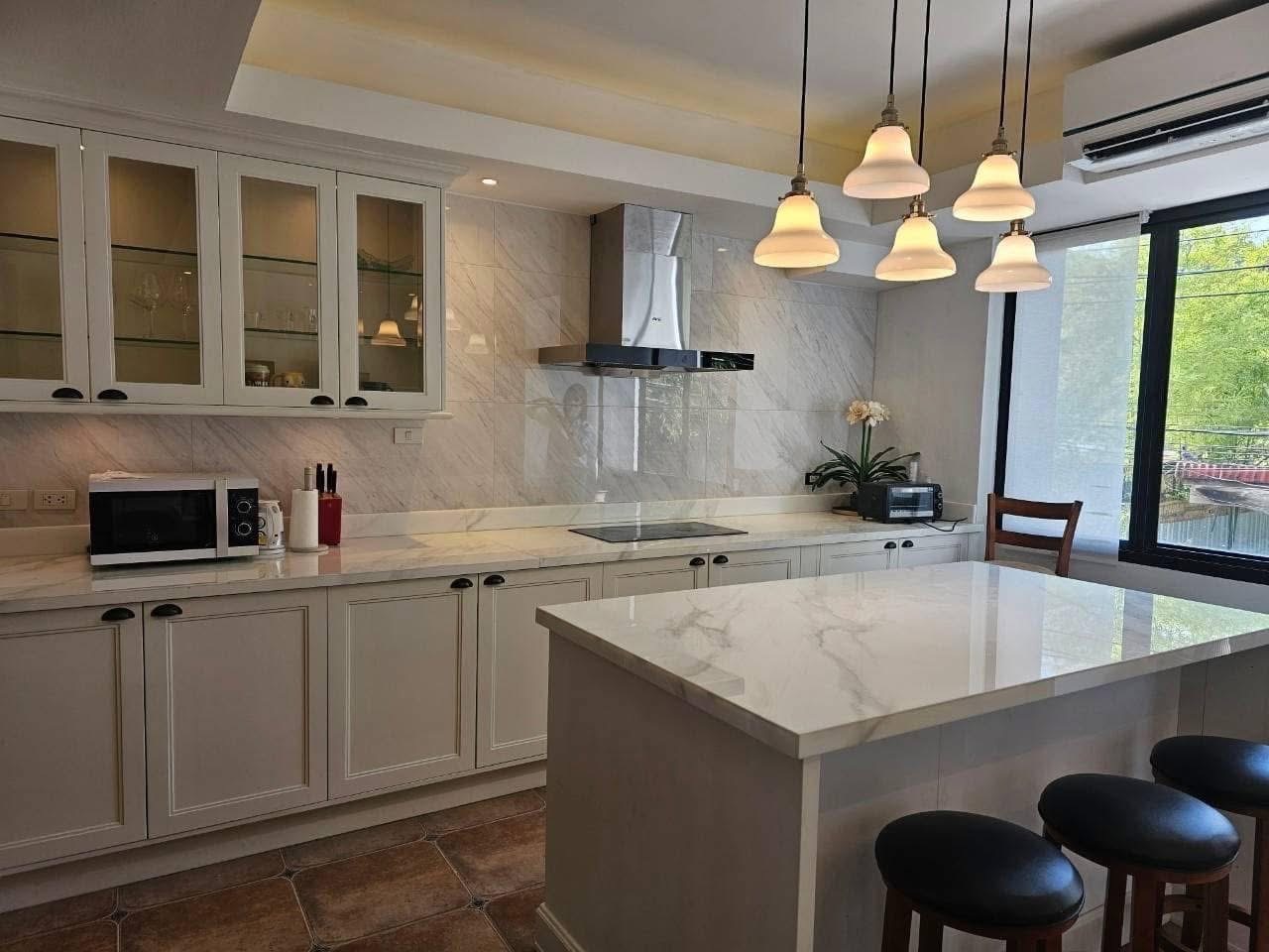 Spacious 3-Bedroom Townhome for Rent in Sukhumvit 49 – Ideal for Families or Home Office