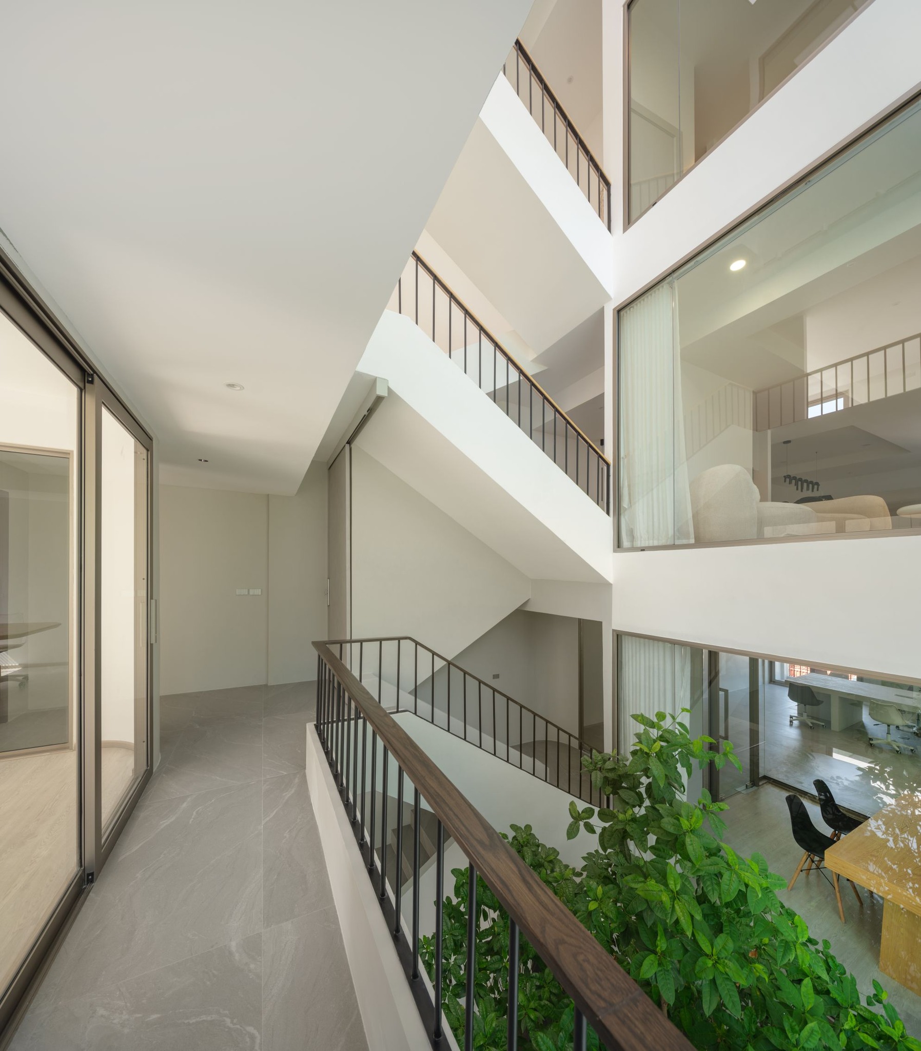 Fully furnished 500 sqm home office in Phahon Yothin-Ratchadapisek for sale at 29MB or rent at 170,000 THB. Prime location, ready to move in.