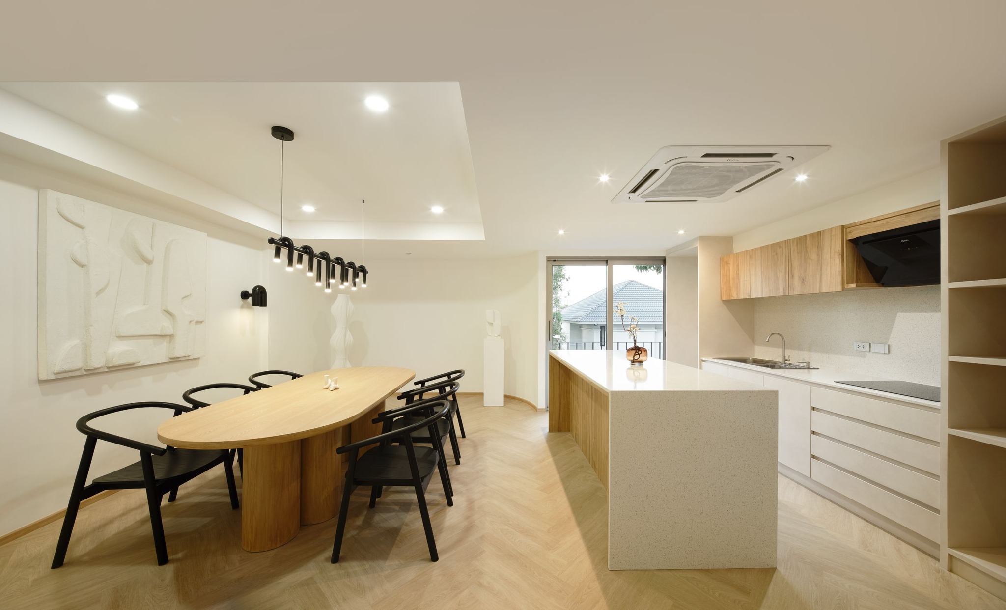 Fully furnished 500 sqm home office in Phahon Yothin-Ratchadapisek for sale at 29MB or rent at 170,000 THB. Prime location, ready to move in.