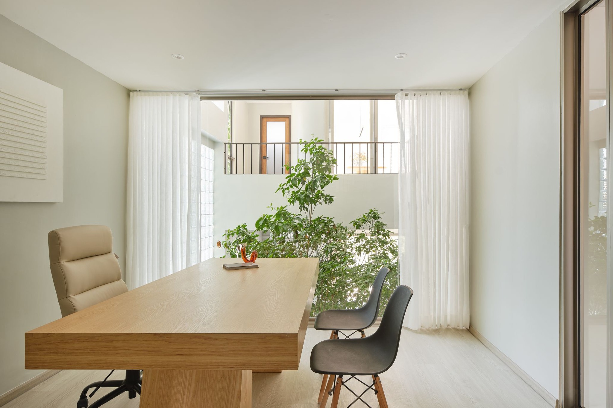Fully furnished 500 sqm home office in Phahon Yothin-Ratchadapisek for sale at 29MB or rent at 170,000 THB. Prime location, ready to move in.