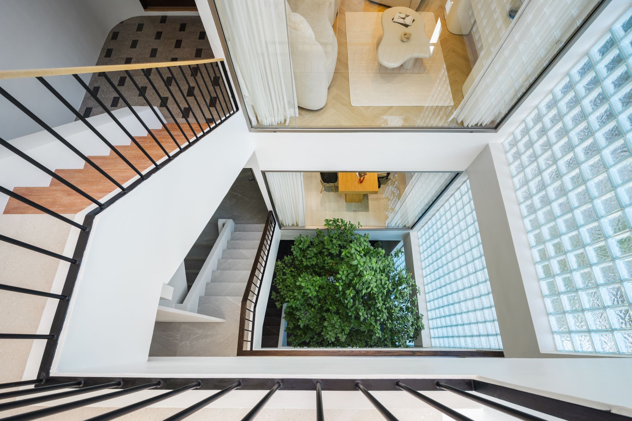 Fully furnished 500 sqm home office in Phahon Yothin-Ratchadapisek for sale at 29MB or rent at 170,000 THB. Prime location, ready to move in.