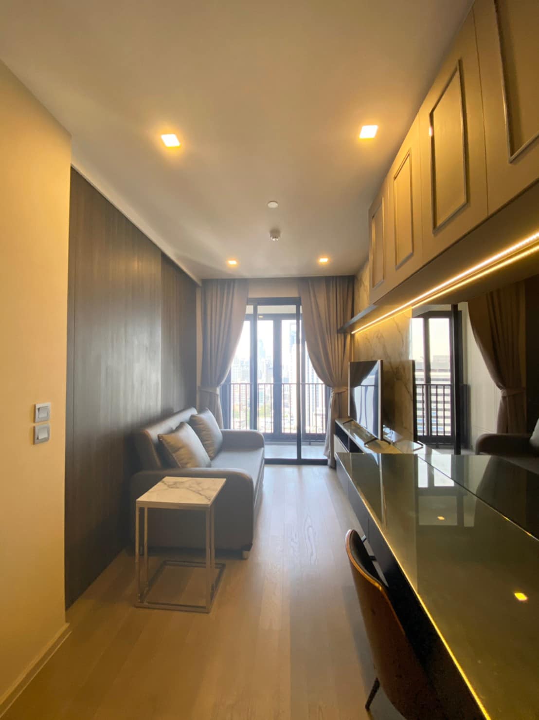 Luxury 1-bedroom condo at Ashton Asoke, 35 sqm, fully furnished, city view, near MRT/BTS, rent for 40,000 baht/month. Immediate move-in!
