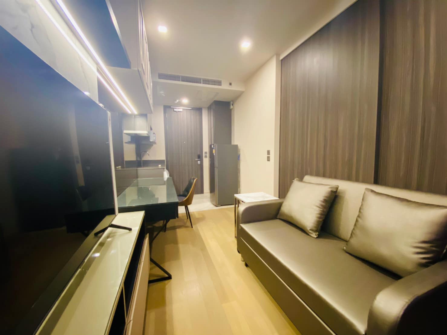 Luxury 1-bedroom condo at Ashton Asoke, 35 sqm, fully furnished, city view, near MRT/BTS, rent for 40,000 baht/month. Immediate move-in!