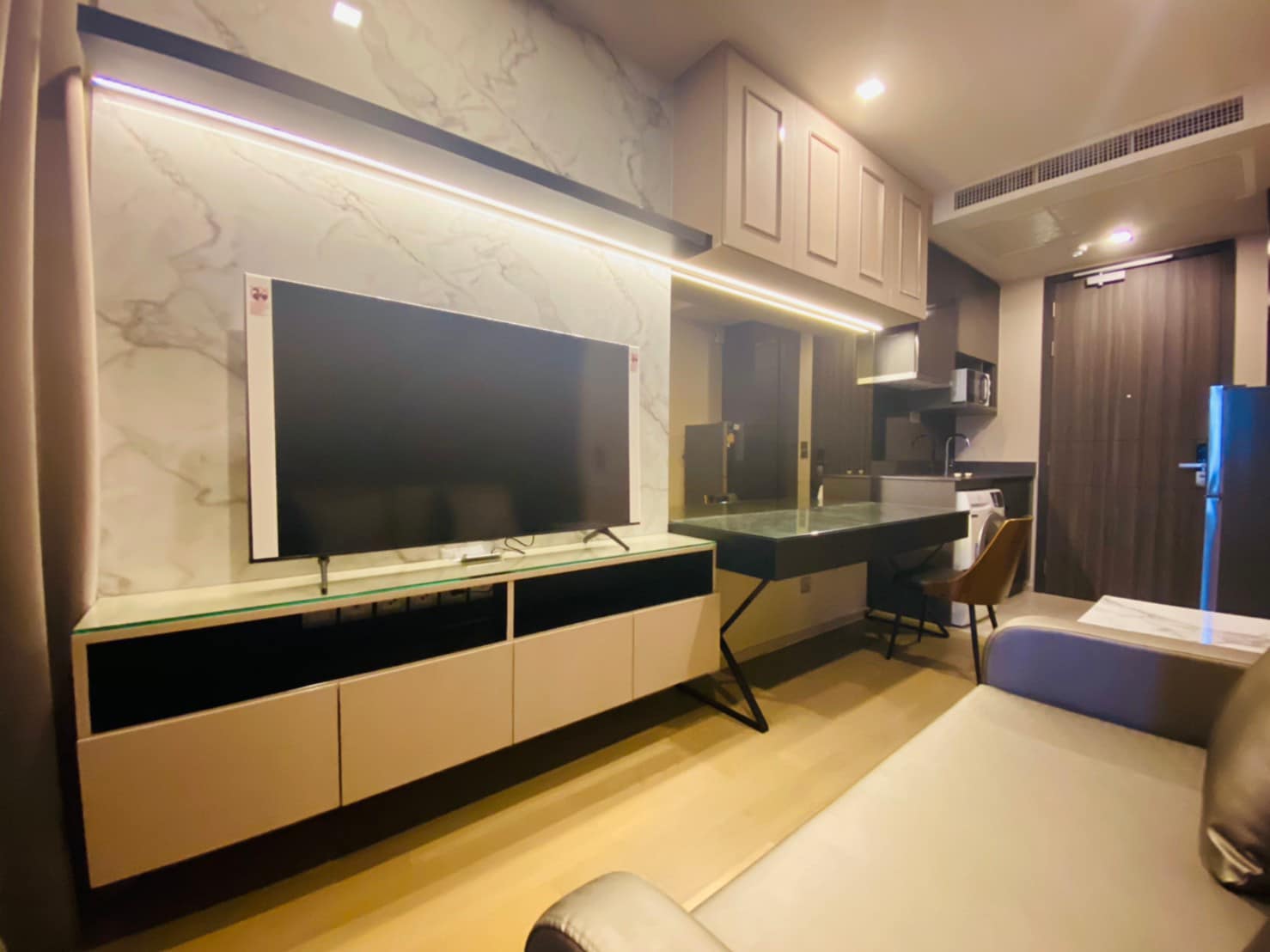 Luxury 1-bedroom condo at Ashton Asoke, 35 sqm, fully furnished, city view, near MRT/BTS, rent for 40,000 baht/month. Immediate move-in!