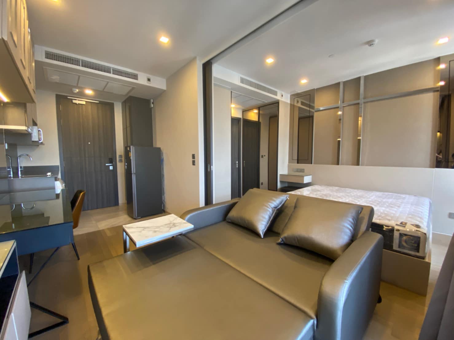 Luxury 1-bedroom condo at Ashton Asoke, 35 sqm, fully furnished, city view, near MRT/BTS, rent for 40,000 baht/month. Immediate move-in!
