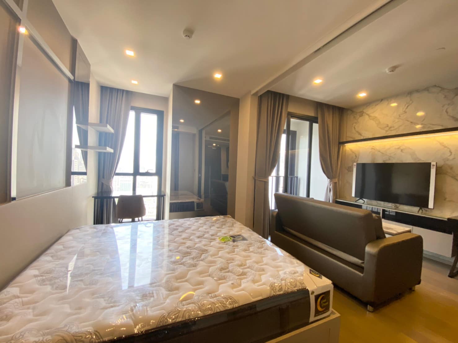Luxury 1-bedroom condo at Ashton Asoke, 35 sqm, fully furnished, city view, near MRT/BTS, rent for 40,000 baht/month. Immediate move-in!