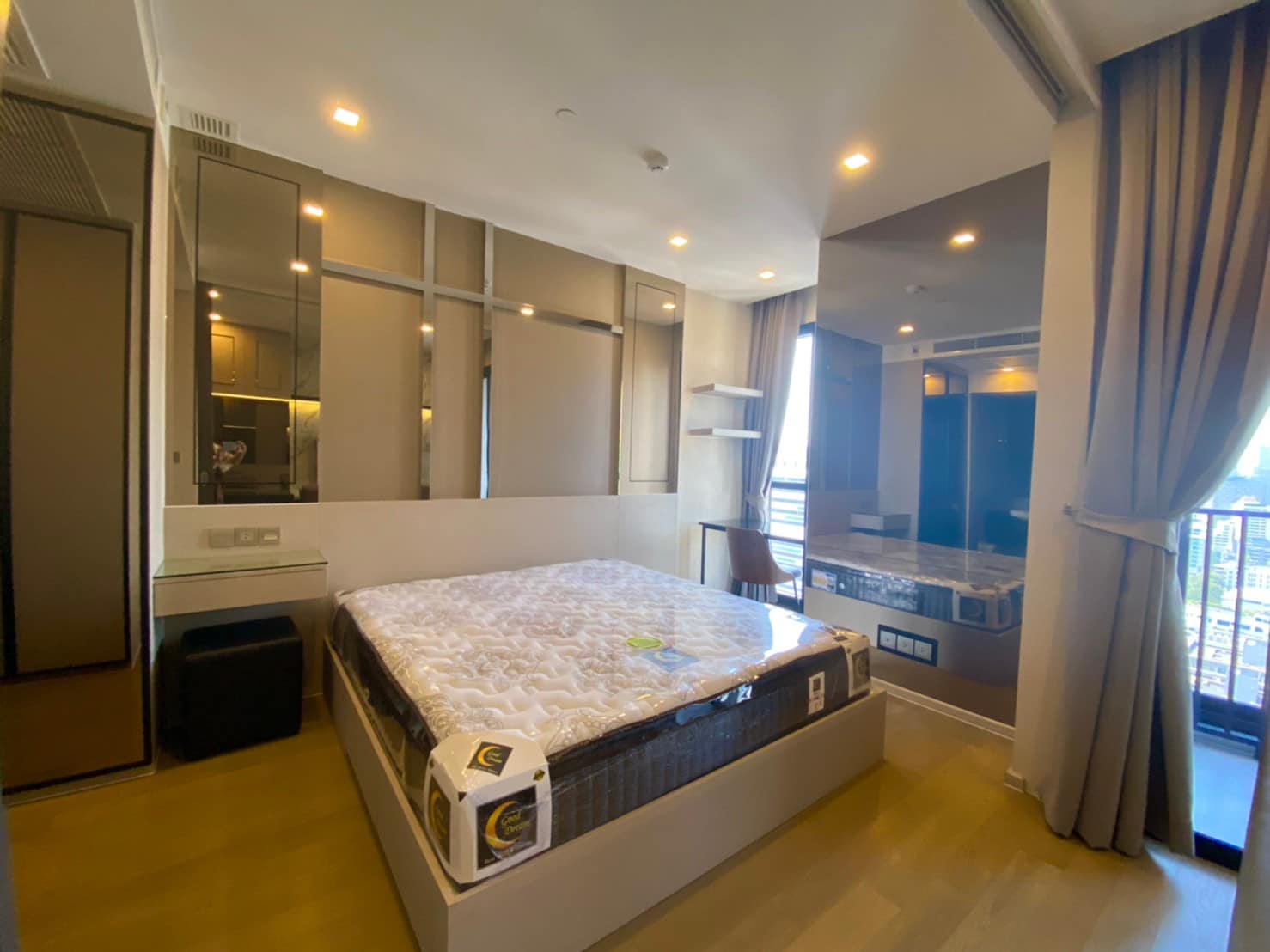 Luxury 1-bedroom condo at Ashton Asoke, 35 sqm, fully furnished, city view, near MRT/BTS, rent for 40,000 baht/month. Immediate move-in!