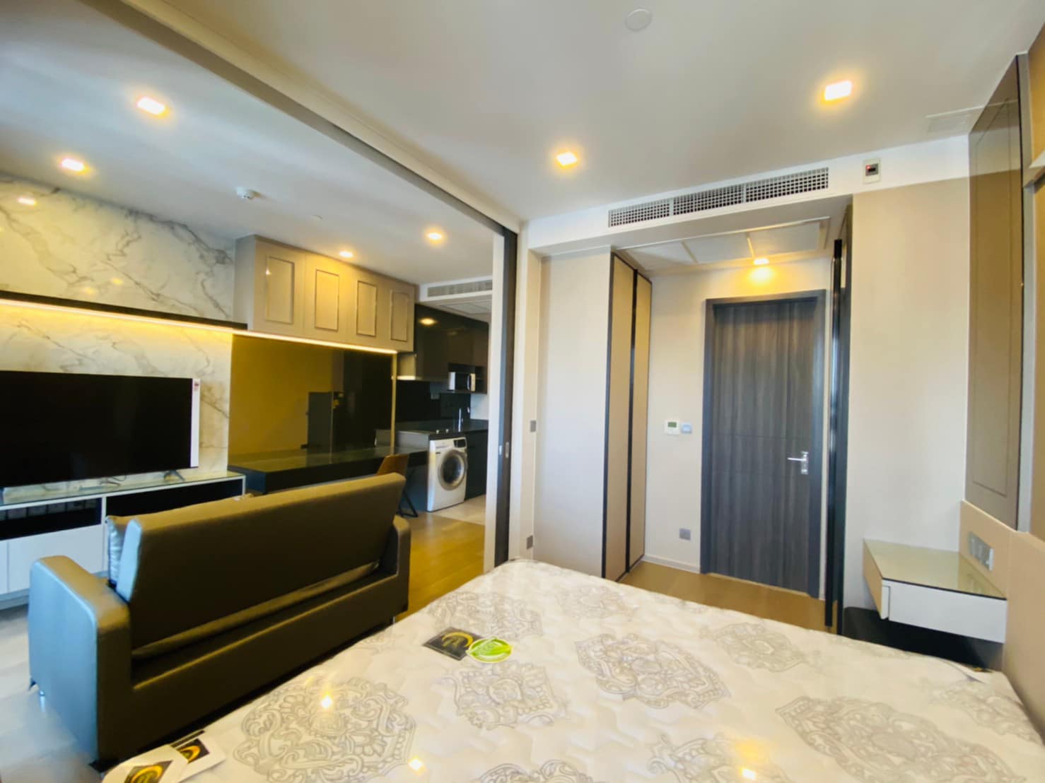 Luxury 1-bedroom condo at Ashton Asoke, 35 sqm, fully furnished, city view, near MRT/BTS, rent for 40,000 baht/month. Immediate move-in!