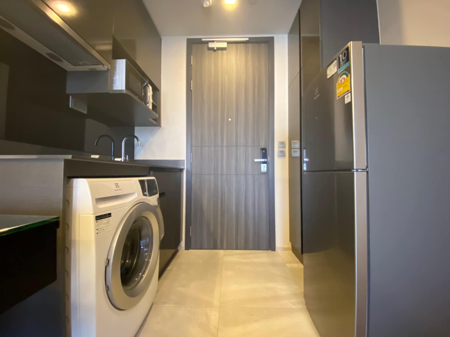 Luxury 1-bedroom condo at Ashton Asoke, 35 sqm, fully furnished, city view, near MRT/BTS, rent for 40,000 baht/month. Immediate move-in!