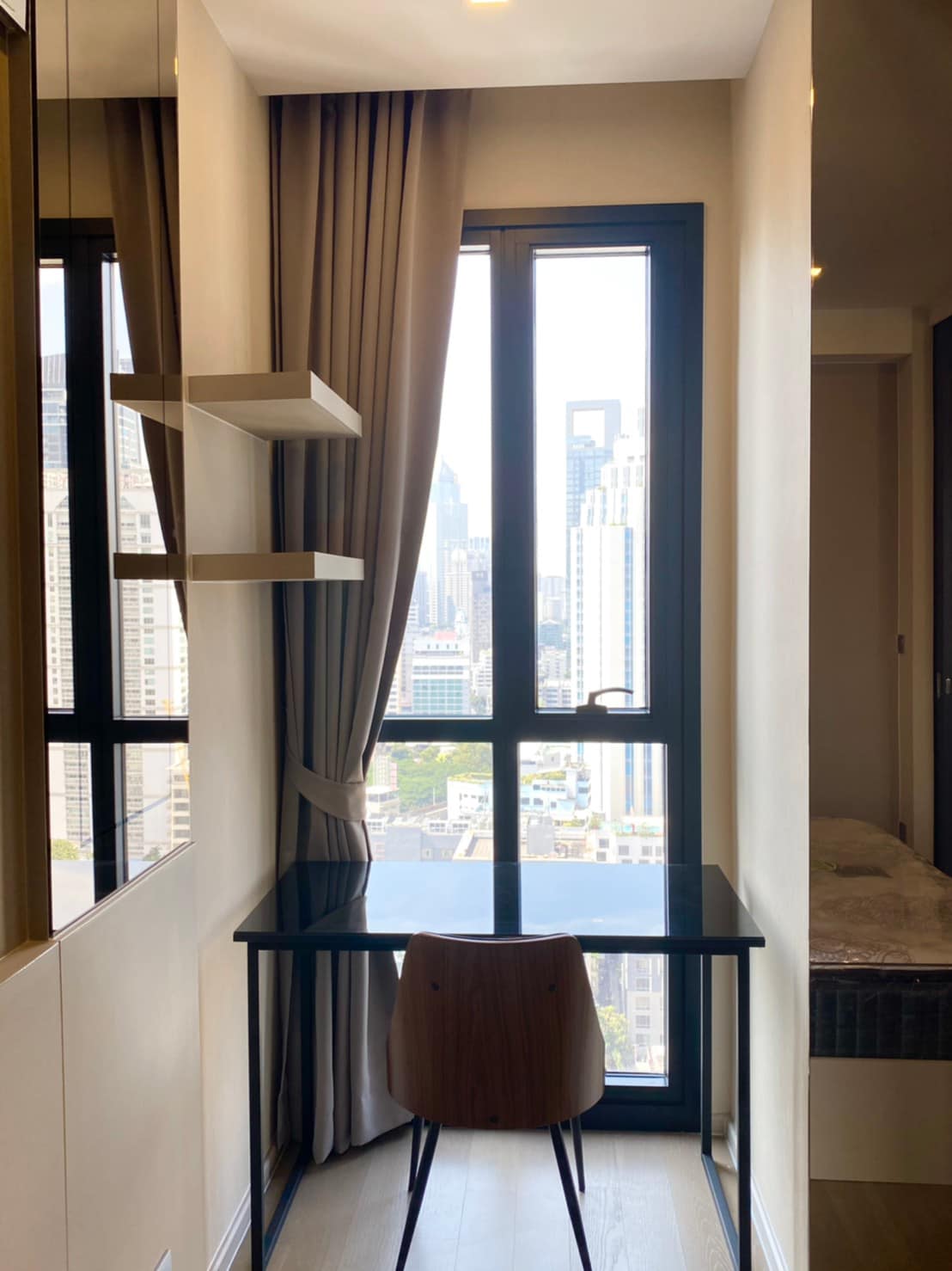 Luxury 1-bedroom condo at Ashton Asoke, 35 sqm, fully furnished, city view, near MRT/BTS, rent for 40,000 baht/month. Immediate move-in!