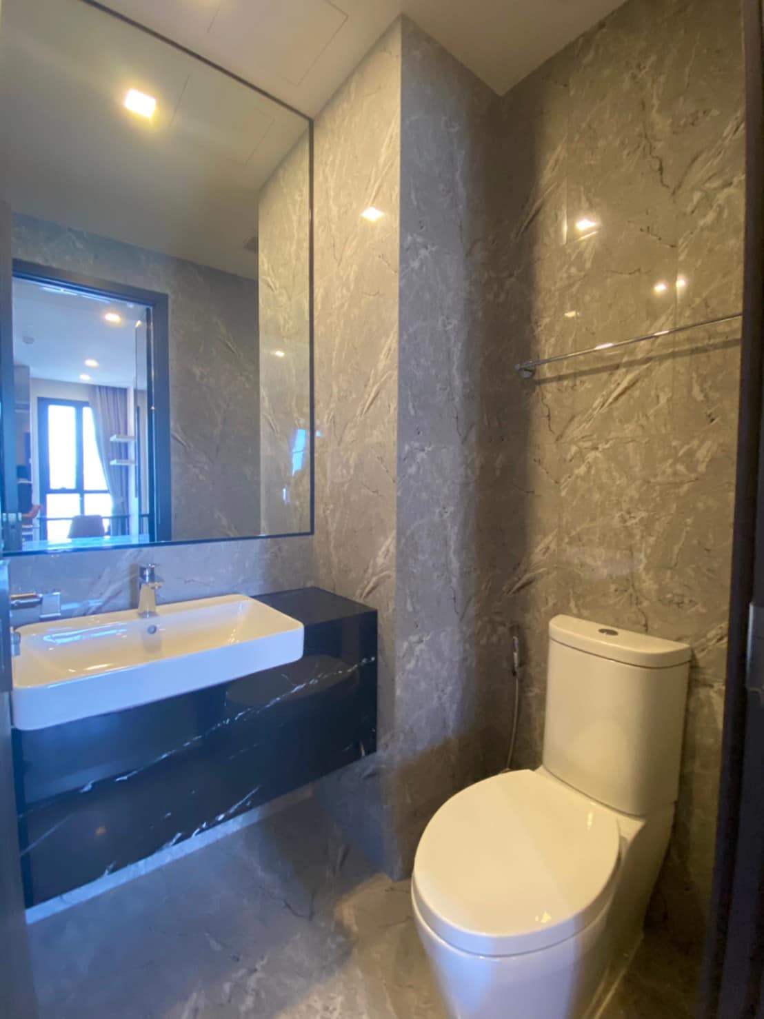 Luxury 1-bedroom condo at Ashton Asoke, 35 sqm, fully furnished, city view, near MRT/BTS, rent for 40,000 baht/month. Immediate move-in!