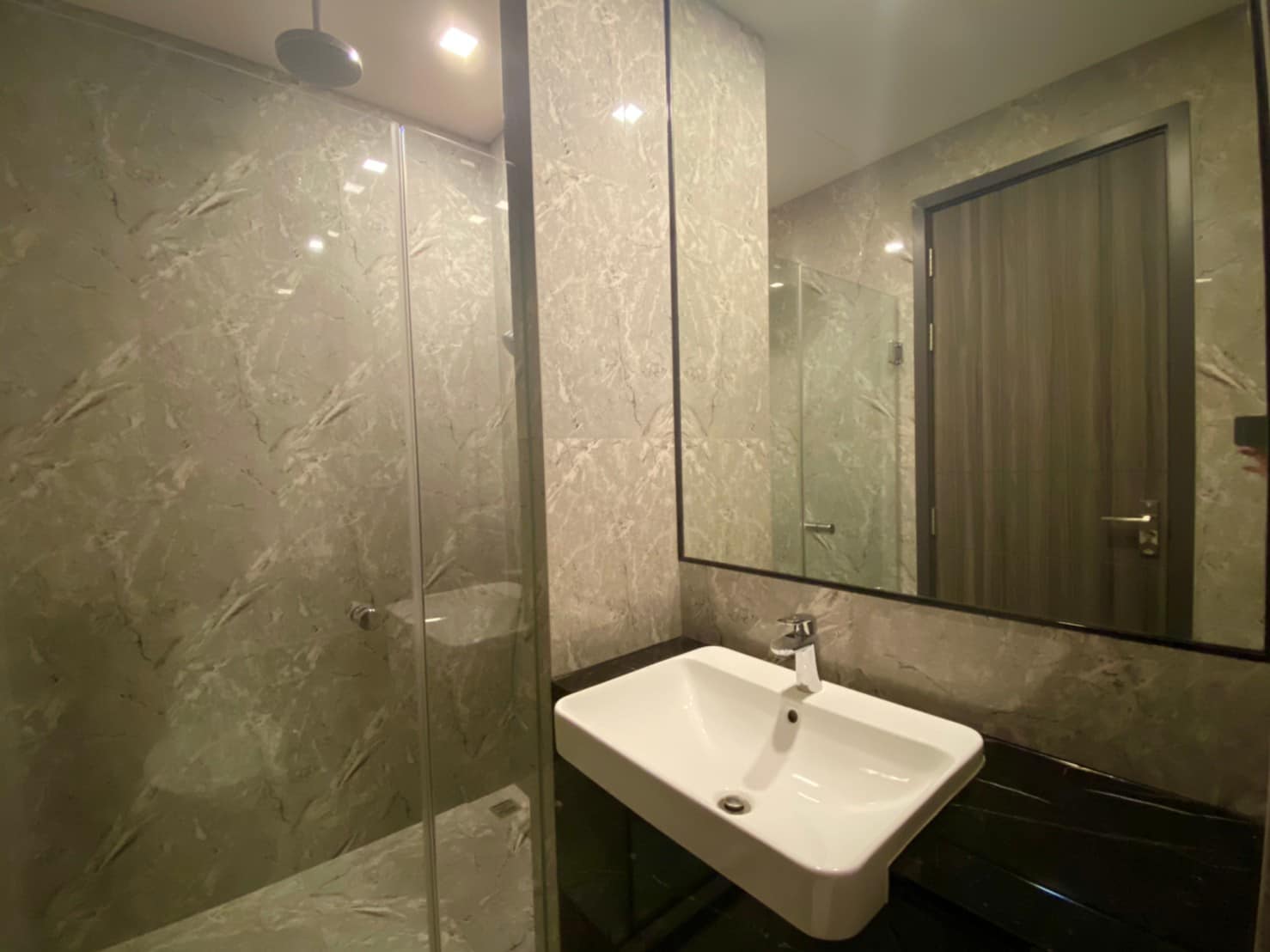 Luxury 1-bedroom condo at Ashton Asoke, 35 sqm, fully furnished, city view, near MRT/BTS, rent for 40,000 baht/month. Immediate move-in!