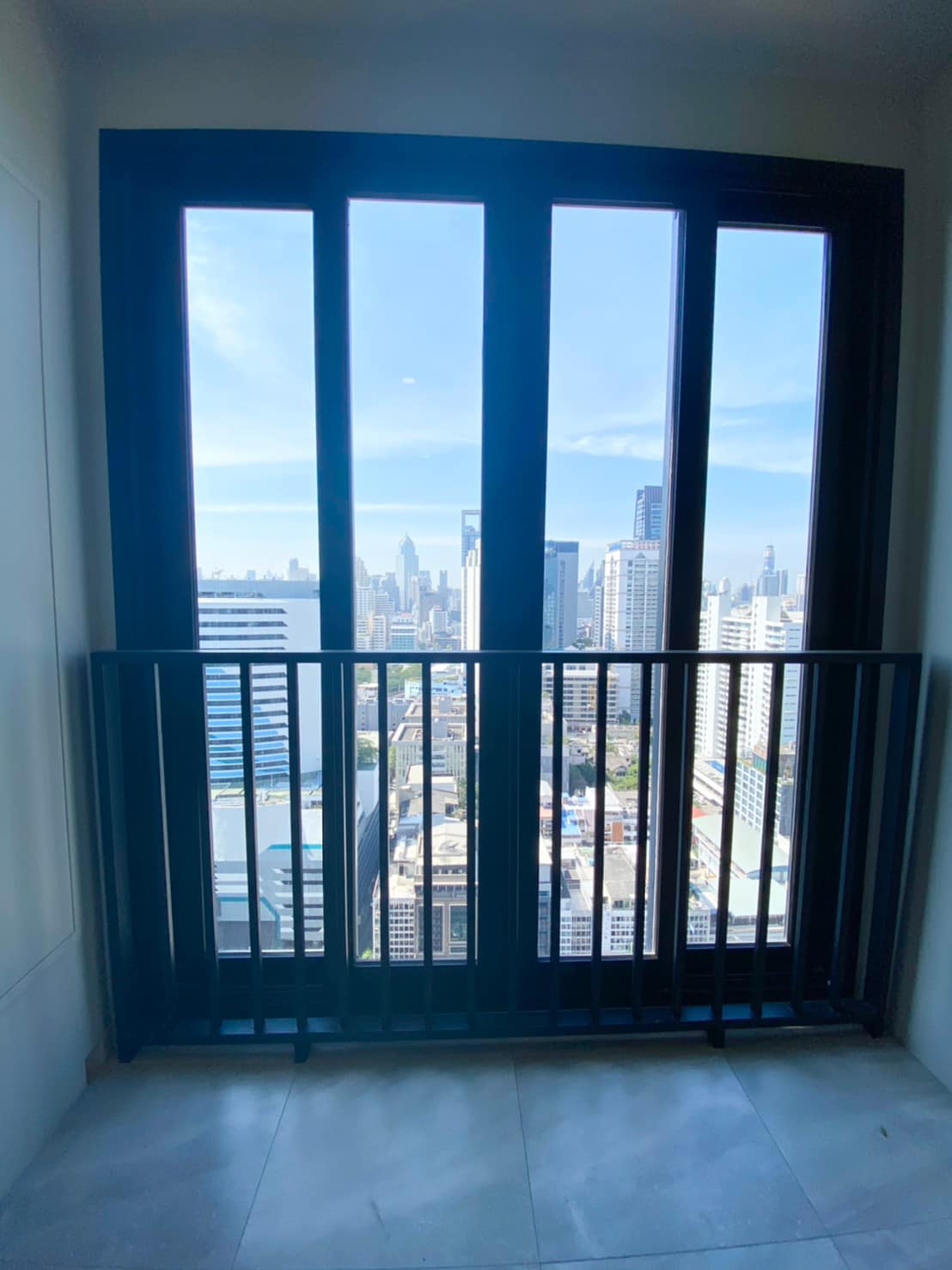Luxury 1-bedroom condo at Ashton Asoke, 35 sqm, fully furnished, city view, near MRT/BTS, rent for 40,000 baht/month. Immediate move-in!