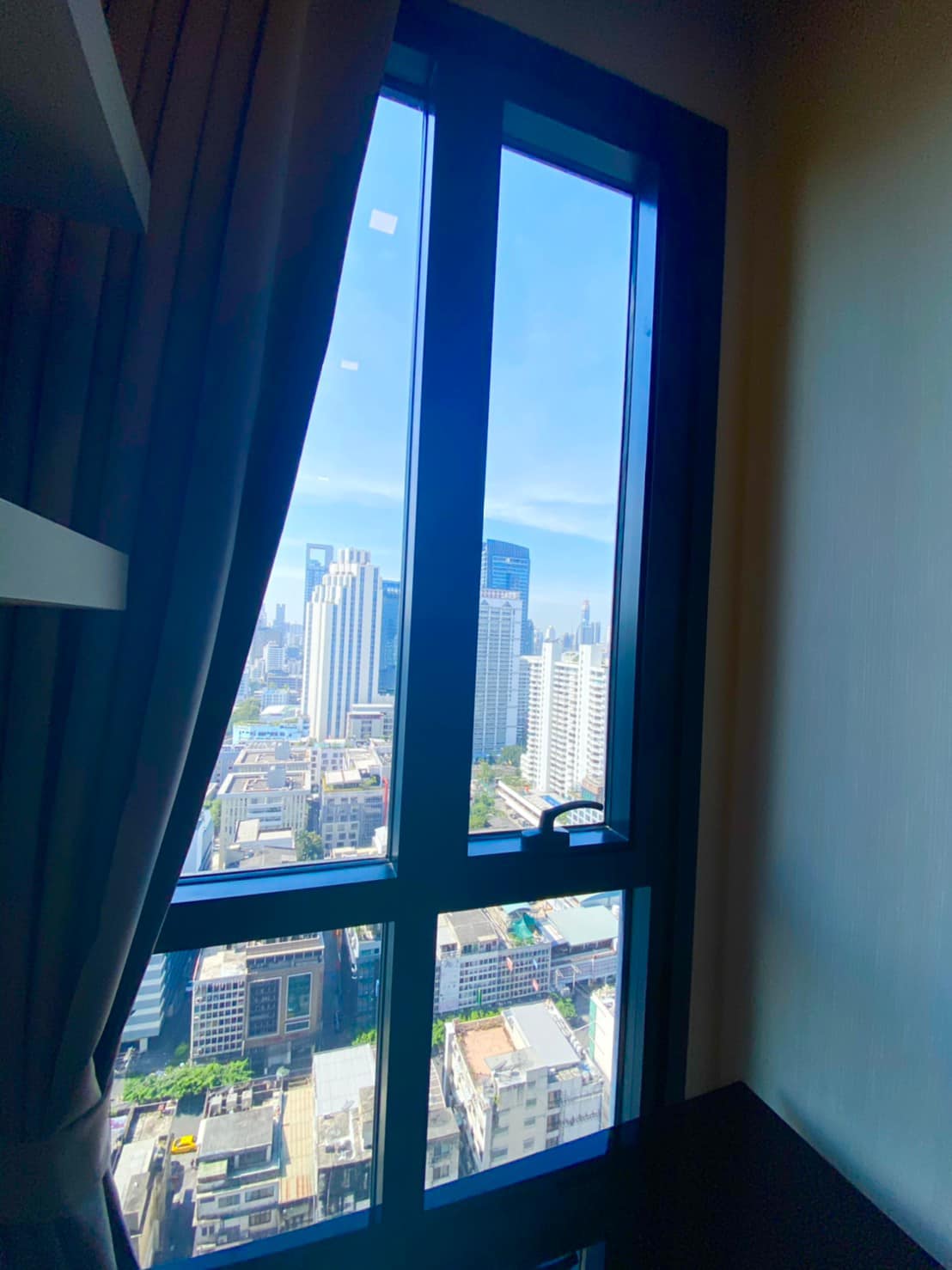 Luxury 1-bedroom condo at Ashton Asoke, 35 sqm, fully furnished, city view, near MRT/BTS, rent for 40,000 baht/month. Immediate move-in!