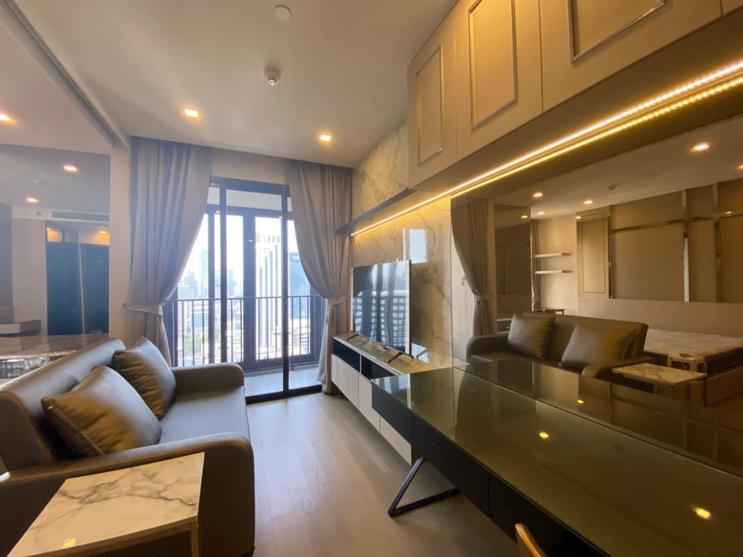 Luxury 1-bedroom condo at Ashton Asoke, 35 sqm, fully furnished, city view, near MRT/BTS, rent for 40,000 baht/month. Immediate move-in!
