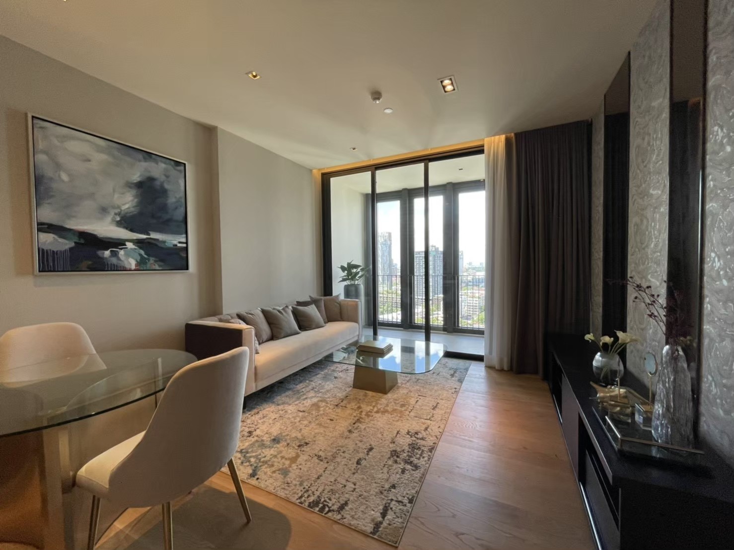 Luxury 1-bedroom condo at BEATNIQ Sukhumvit 32, 58 sqm, fully furnished with Italian furniture, near BTS Thong Lo. Rent 68,000 THB/month.