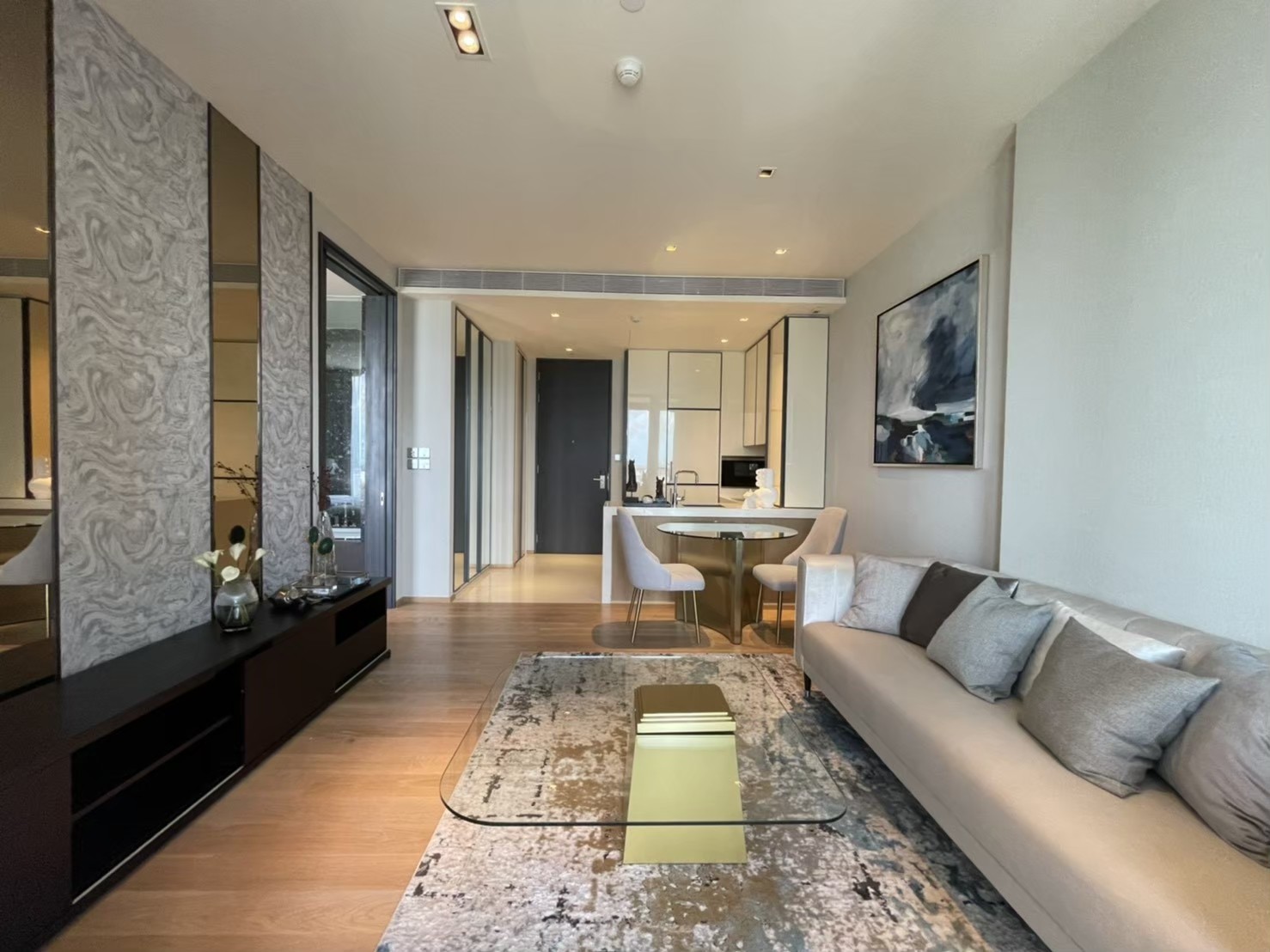 Luxury 1-bedroom condo at BEATNIQ Sukhumvit 32, 58 sqm, fully furnished with Italian furniture, near BTS Thong Lo. Rent 68,000 THB/month.