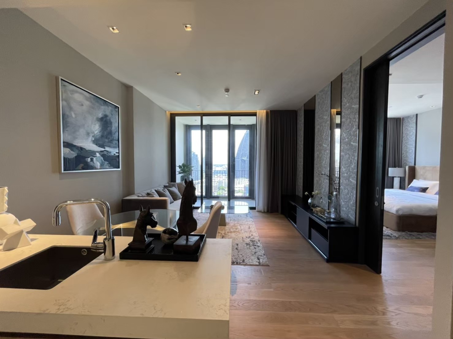 Luxury 1-bedroom condo at BEATNIQ Sukhumvit 32, 58 sqm, fully furnished with Italian furniture, near BTS Thong Lo. Rent 68,000 THB/month.